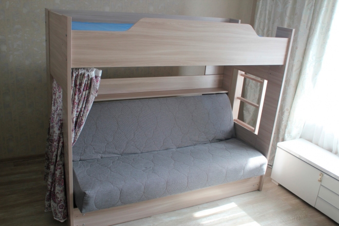 Кровать-чердак из ЛДСП с диваном для взрослых внизу