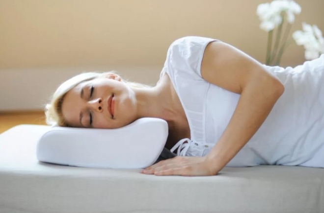 Положение ортопедической подушке во время сна на боку