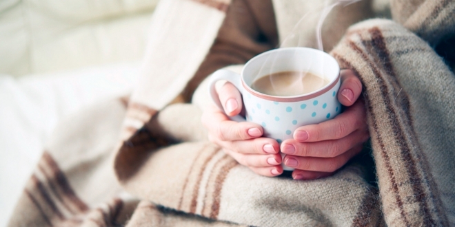 Как приятно завернуться в плед с чашечкой кофе холодными вечерами