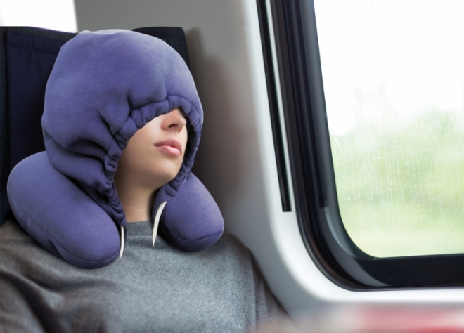 Подушка для путешествий с капюшоном