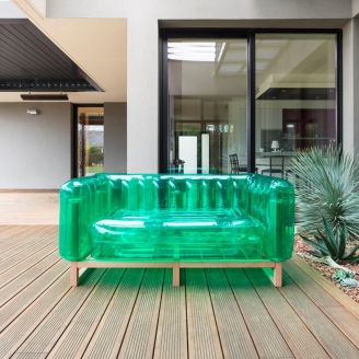 Надувной прозрачно-зеленый диван на террасе