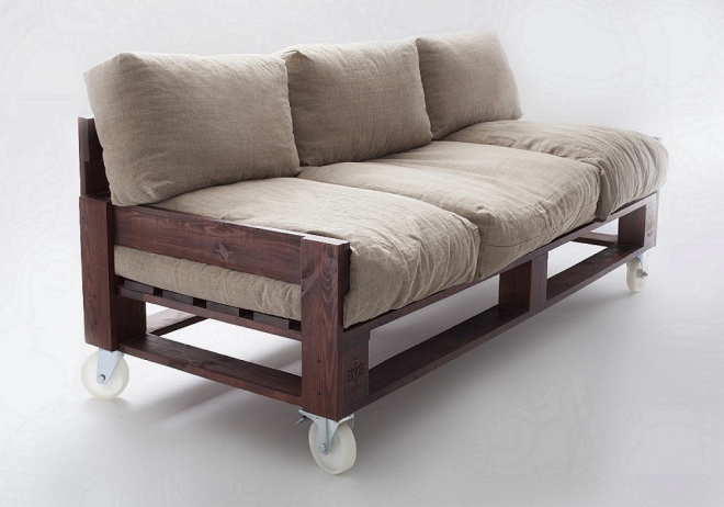 Садовый диван из поддонов на колесиках