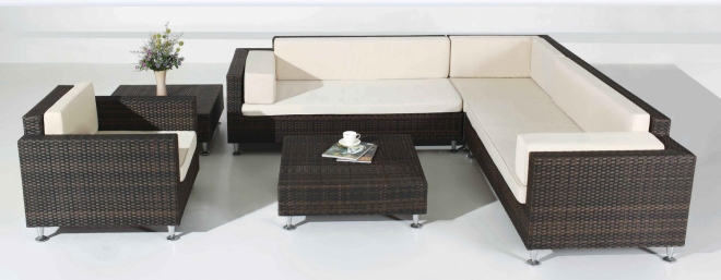 Угловой диван из ротанга в современном стиле