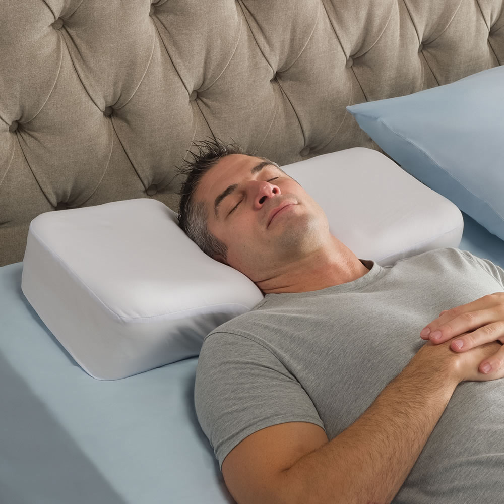 Чтоб поспать. Подушка для лежания. Мужчина лежит на подушке. Подушка для лежания на животе.