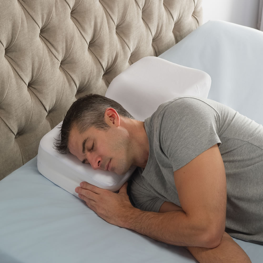 Почему спят без подушки. Подушка для сна на боку. Спящий человек. Подушка для спящих на боку.
