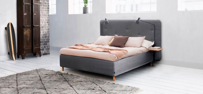 Широкая двуспальная кровать с матрасом размера кинг-сайз