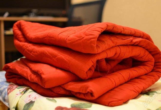 Одеяло ватное красное