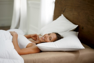 Правильное положение тела и головы на подушке во время сна на спине