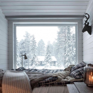Зима за окном спальни