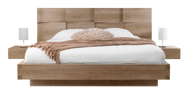 Двуспальная деревянная кровать с высоким матрасом